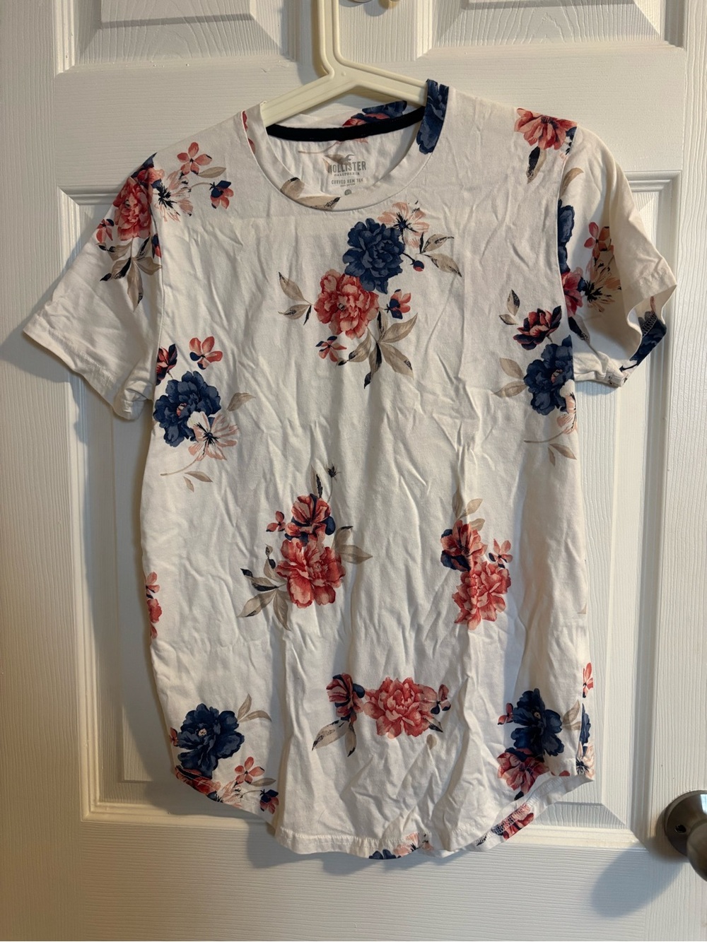Hollister curved hem tee flower pattern